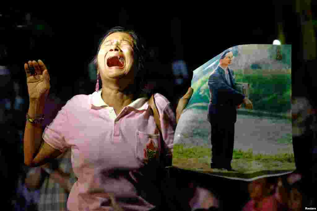 A woman weeps after an announcement that Thailand's King Bhumibol Adulyadej has died, at the Siriraj hospital in Bangkok, Thailand, Oct. 13, 2016.