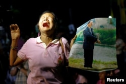 13일 태국 푸미폰 아둔야뎃 국왕이 시리라즈 병원에서 서거했다는 소식이 전해지자, 병원 앞에서 왕의 쾌유를 빌던 여성이 오열하고 있다.