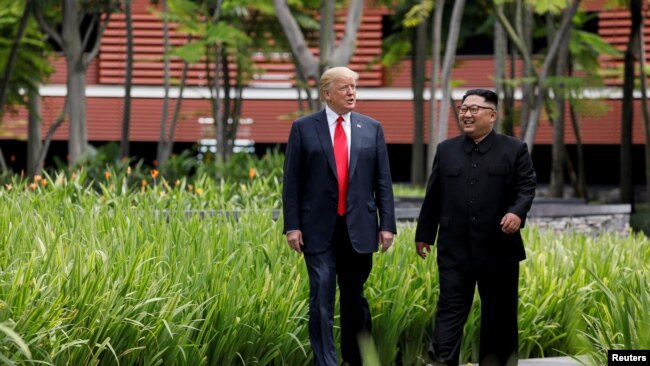 Tổng thống Mỹ Donald Trump (trái) và Lãnh đạo Triều Tiên Kim Jong Un gặp nhau tại hội nghị thượng đỉnh ở Singapore vào ngày 12/6/2018.