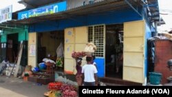 Sœur Marie Antonietta au milieu de quelques enfants recueillis à Cotonou, Bénin, le 13 juin 2019. (VOA/Ginette Fleure Adandé)