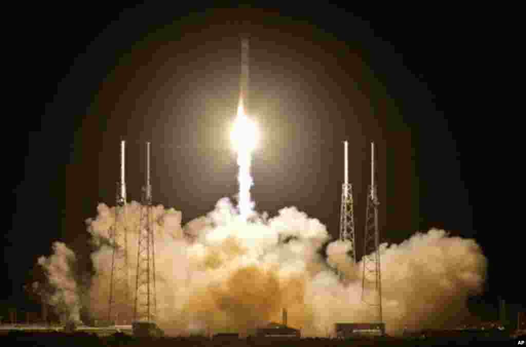 Roket Falcon 9 SpaceX lepas landas dari Pangkalan Angkatan Udara Cape Canaveral, Florida (22/5). Peluncuran roket ini merupakan misi penerbangan pertama sebuah perusahaan swasta ke Stasiun Luar Angkasa Internasional (ISS).