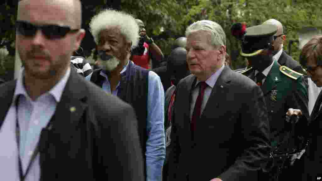 Le président Joachim Gauck, à droite, et le professeur Wole Soyinka à gauche, lors d'une visite au parc de la liberté à Lagos, Nigeria, 9 février 2016.