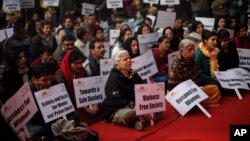 Chants et prières pour la mémoire d'une jeune étudiante violée et tuée en décembre 2012 à New Delhi en Inde / 5 janvier 2013