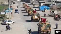 Kendaraan militer Turki melakukan patroli dekat kota Saraqib, provinsi Idlib, Suriah bulan lalu. 