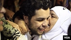 Al-Jazeera Arabic service reporter Abdullah Elshamy is greeted by friends and family after being released from prison, Cairo, June 17, 2014. (VOA / Hamada Elrasam)