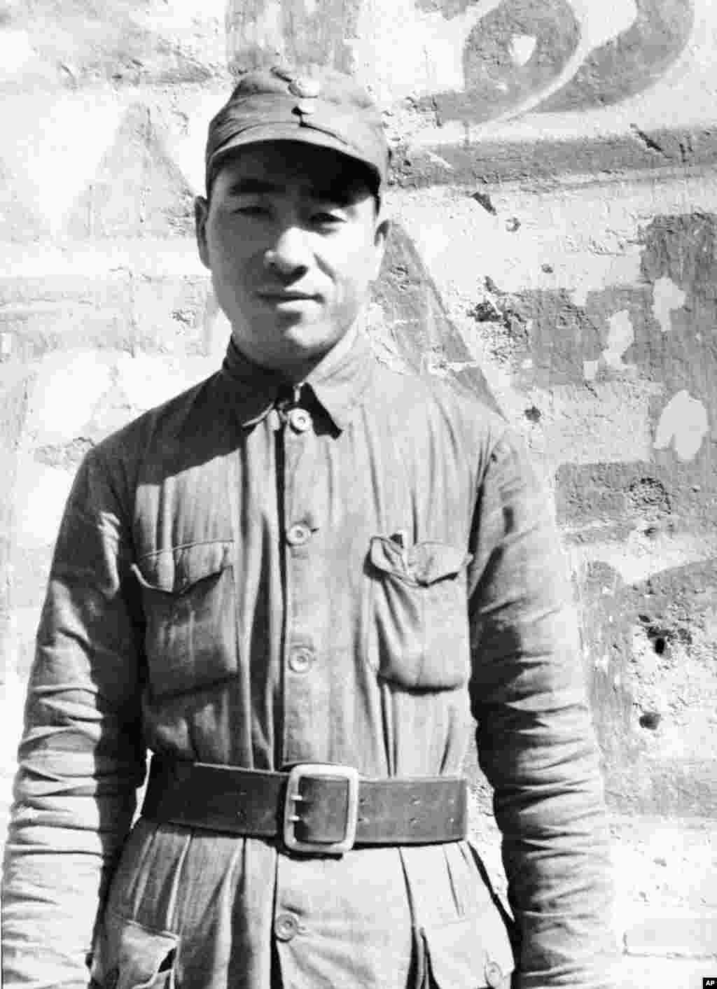 1938年11月23日，由红军改编的八路军的师长林彪将军。1937年9月，在与国民政府军合作的&quot;平型关战役&quot;期间，林彪以&ldquo;将在外，君令有所不受&rdquo;为理由，拒绝毛泽东五封电报阻止作战的意见，伏击日军，取得胜利。