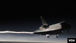 Pesawat ulang alik Atlantis saat mendarat Kamis dini hari pukul 05:56, di pusat antariksa Kennedy, di Cape Canaveral, Florida (21/7).