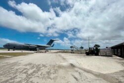 Pesawat C-17A Globemaster III Angkatan Udara Australia tiba di Bandara Internasional Fua'amotu dekat Nukuʻalofa, Tonga, Kamis, 20 Januari 2022. (Foto: Angkatan Pertahanan Australia via AP)