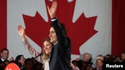 El líder del Partido Liberal, Justin Trudeau, acompañado de su esposa Sophie Gregoire celebra la victoria en Montreal.
