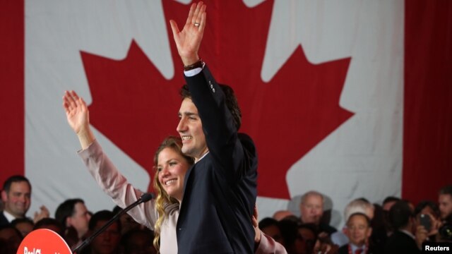 El líder del Partido Liberal, Justin Trudeau, acompañado de su esposa Sophie Gregoire celebra la victoria en Montreal.
