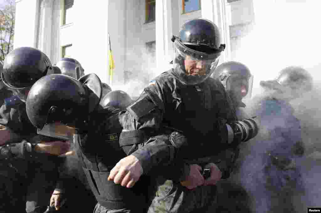 На Покрову людей під стіни Ради привели націоналістичні політичні сили.