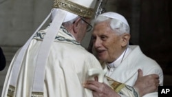 Le pape émérite Benoît XVI, à droite, embrasse le pape François au cours de la cérémonie marquant le début de l'année sainte cérémonie dans la basilique Saint-Pierre, au Vatican, 8 décembre 2015.