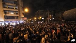 အီဂျစ်သမ္မတနန်းတော်ရှေ့မှာ သမ္မတကို ထောက်ခံသူတွေနဲ့ ကန့်ကွက်သူတွေကြား အပြန်အလှန် ခဲတွေ၊ မီးလောင်ဗုံးတွေနဲ့ ပစ်ခတ်တိုက်ခိုက်နေစဉ်။