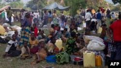 Des déplacés congolais près de la frontière ougandaise, le 13 juillet 2013 (AFP).