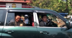 FILE - Former opposition leader Kem Sokha greets reporters after leaving the Phnom Penh Municipal Court, Phnom Penh, Cambodia, February 6, 2020. (Malis Tum/VOA Khmer)