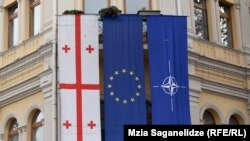 Флаги Грузии, ЕС и НАТО. 