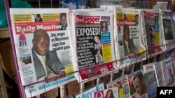 Koran-koran lokal di Uganda yang menampilkan berita mengenai undang-undang anti-homoseksualitas yang ketat (25/2). (AFP/Isaac Kasamani)