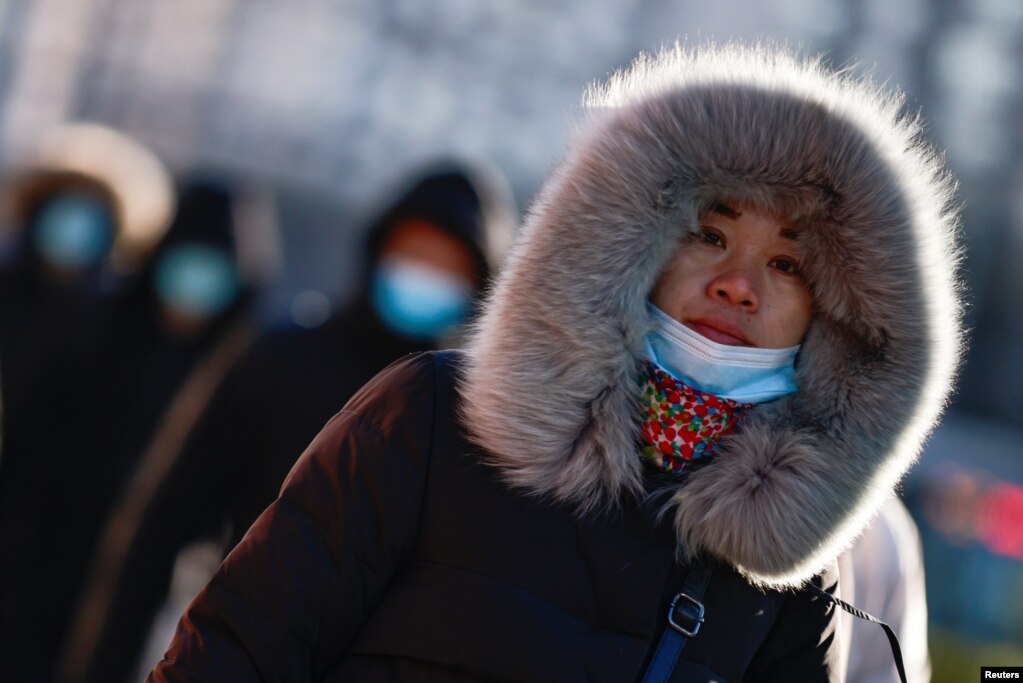 一名妇女走过严寒的北京街头。（2021年1月6日）(photo:VOA)