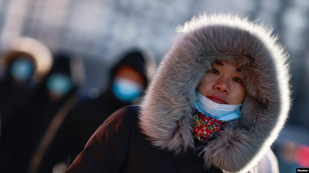 一名婦女走過嚴寒的北京街頭。（2021年1月6日）