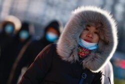 一名妇女走过严寒的北京街头。（2021年1月6日）