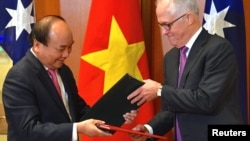 Prime Minister of the Socialist Republic of Vietnam Nguyen Xuan Phuc participates in a signing ceremony with Australian Prime Minister Malcolm Turnbull at Australia's Parliament House in Canberra, Australia, March 15, 2018.