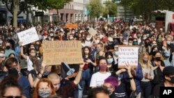 Abakora imyiyerekano batabariza impunzi z'i Lesbos 