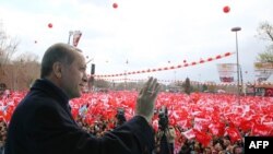 ترک صدر رجب طیب اردوان 2017 کے ریفرنڈم میں اپنے حامیوں سے خطاب کر رہے ہیں (فائل فوٹؐ)