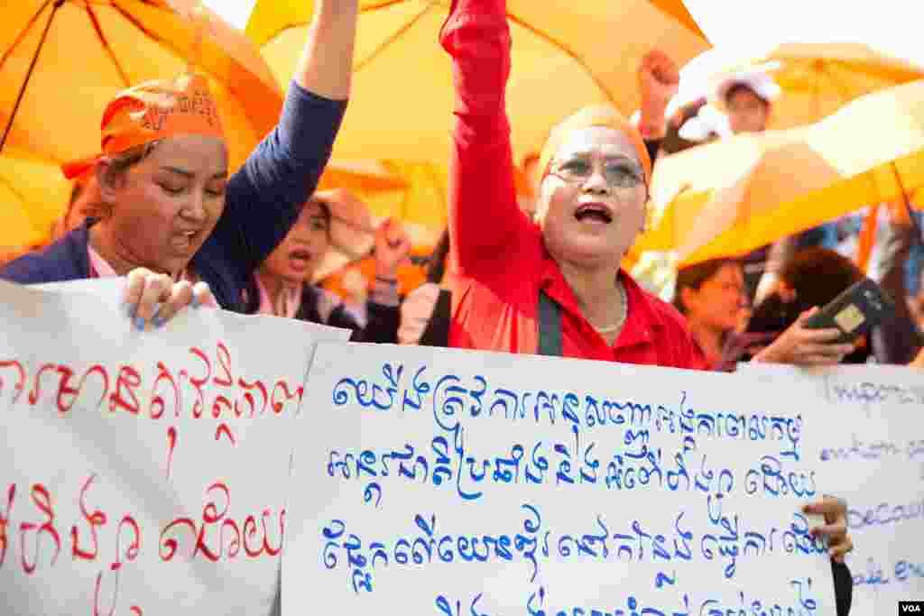 ក្រុមសហជីពកម្មករលើកស្លាកមុននឹងការហែក្បួនដាក់ញត្តិស្តីពី «តម្រូវការអាទិភាពរបស់ស្រ្តី» អំឡុងទិវាសិទ្ធិនារីអន្តរជាតិលើកទី១០៨ នៅក្នុងពហុកីឡដ្ឋានជាតិអូឡាំពិក កាលពីថ្ងៃ០៨ ខែមីនា ឆ្នាំ២០១៩។(ទុំ ម្លិះ/VOA)