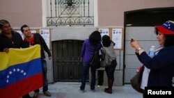 Centenares de venezolanos se congregan en España para votar.