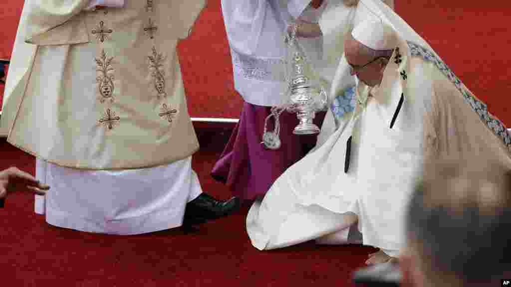 Le pape François a chuté sur une marche au début de la messe à Czestochowa, le 28 juillet 2016 en Pologne.