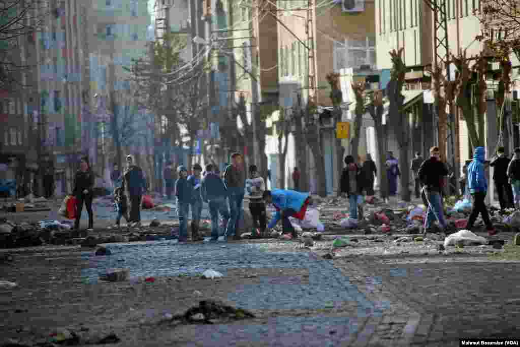 Images from the historic Sur neigborhood of Diyarbakir in southeastern Turkey after clashes between the security forces and members of the pro-Kurdish youth gangs that brought the town's economy to a standstill