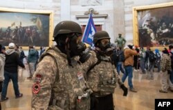 6-yanvar kuni Kongressga bostirib kirganlar orasida harbiy xizmatchilar va faxriylar ham bo’lgan