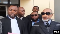 Le chanteur Koffi Olomidé avec son avocat Tony Mwaba à la Cour de cassation, à Gombe, Kinshasa, RDC, le 26 septembre 2019.