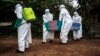 Les agents de santé portent le corps d'un patient atteint du virus Ebola non confirmé à Mangina, près de Beni, dans la province du Nord-Kivu, le 22 août 2018 