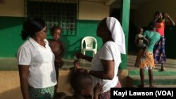 Des encadreurs et des enfants porteurs du VIH/Sida hébergés à la maison Ste Monique de l’ONG "vivre dans l’espérance", à Dapaong, Togo, 16 mai 2017. (VOA/Kayi Lawson)