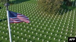 ສຸ​ສານ Normandy ຂອງ​ຄົນ​ອາ​ເມ​ຣິ​ກັນທີ່ຕັ້ງ​ຢູ່​ເມືອງໂກ​ລ​ເລີ​ວິນ ຊຽກ-ແມ, ເຂດ Normandy, ພາກ​ຕາ​ເວັນ​ຕົກ​ສຽງ​ເໜືອ​ຂອງ​ຝ​ຣັ່ງ ເປັນ​ອະ​ນຸ​ສອນ​ສະ​ຖານ ລະ​ນຶກເຖິງການ​ເສຍ​ສະ​ຫຼະ​ຂອ​ງ​ທະ​ຫານ​ອາ​ເມ​ຣິ​ກັນ ທີ່ປະ​ກອບ​ສ່ວນ ເ​ຂົ້າ​ໃນ​ການ​ປົດ​ປ່ອຍຝ​ຣັ່ງ ໃນປີ​ 1944 ແລະ 1945