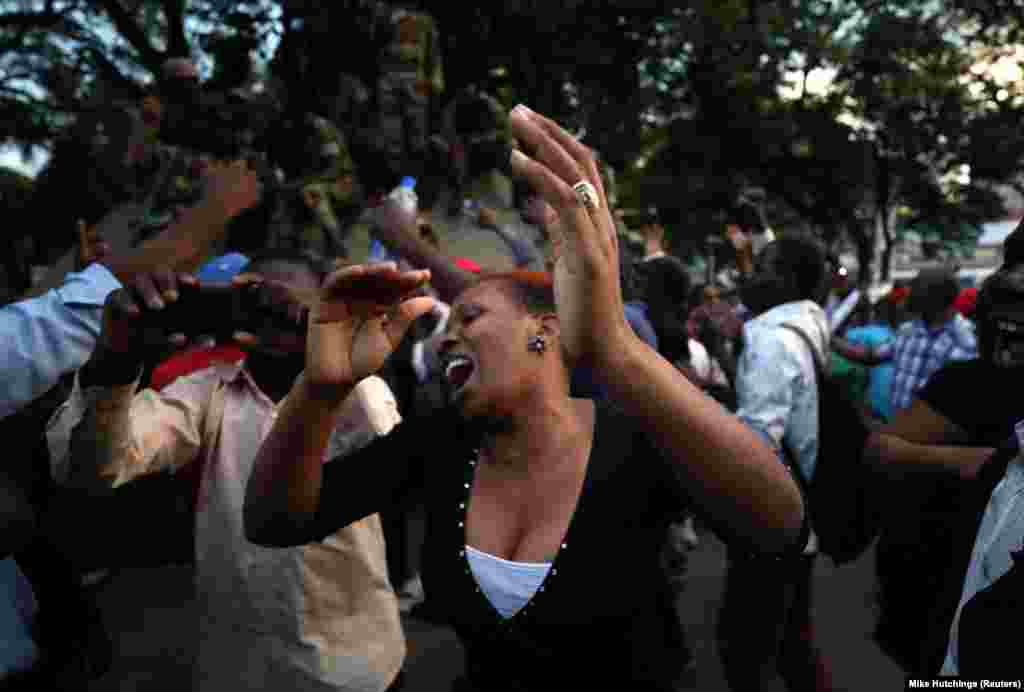Celebrações nas ruas de Harare depois da renúncia de Robert Mugabe