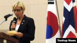 안네 그레떼 스트룀 에릭센 노르웨이 국방장관이 25일 서울 국립도서관에서 열린 노르웨이 한국전 참전 기념도서 '노르매시' 기증식에서 축사하고 있다.