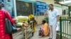 ოჯახის წევრები კოვიდ-19-ით დაავადებული ადამიანის საავადმყოფოში დაწვენას ცდილობენ. დელი, ინდოეთი, 23 აპრილი, 2021 წ.