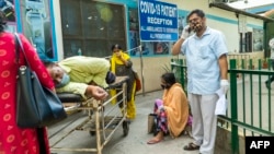 Bệnh nhân COVID-19 chờ nhập viện tại New Delhi, Ấn Độ.