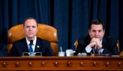El presidente de la Comisión de Inteligencia de la Cámara de Representantes de EE.UU., Adam Schiff (izquierda) y Devin Nunes, miembro republicano de la comimsión escuchan al embajador Gordon Sondland testificando el miércoles, 20 de noviembre de 2019.