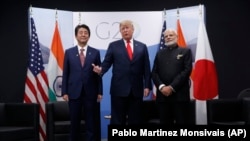 美国总统特朗普（中）、印度总理莫迪（右）和日本首相安倍晋三在阿根廷首都布宜诺斯艾利斯举行会面。（2018年11月30日）