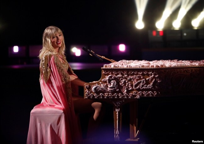 2019 American Music Awards - Show - Los Angeles, California, U.S. Taylor Swift performs. REUTERS/Mario Anzuoni/File Photo