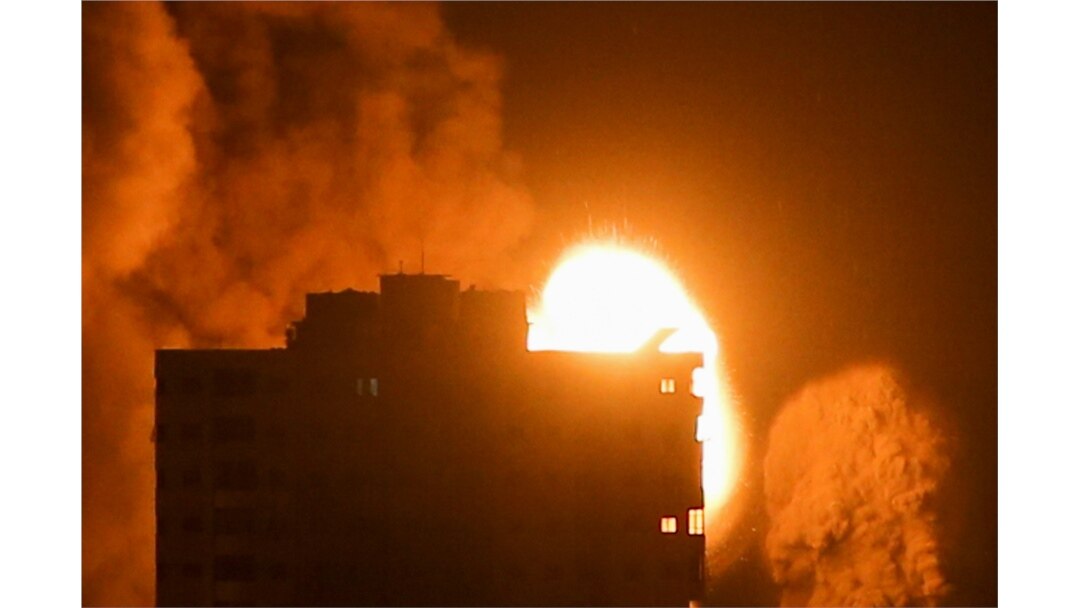 Dim i plamen iznad zgrade tokom izraelskih vazdušnih udara, usred rasplamsavanja izraelsko-palestinskog nasilja, u Gazi 17. maja 2021. Foto: (REUTERS/Ibraheem Abu Mustafa)
