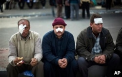 Des manifestants anti-Moubarak blessés lors des heurts du 3 février, au Caire