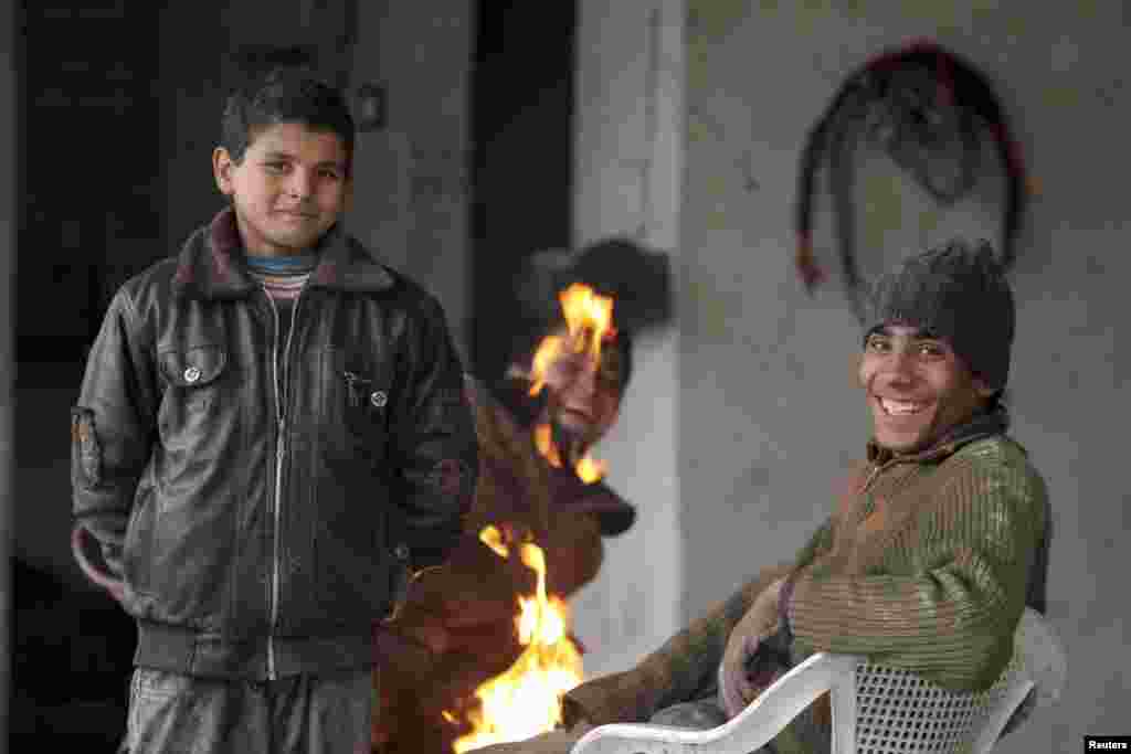 Des enfants se r&eacute;chauffant pr&egrave;s d&#39;un feu &agrave; Alep