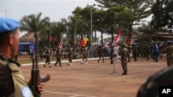 Des soldats United Nations peace keeping troops take part in a ceremony in the capital city of Bangui, Central African Republic, Sept. 15, 2014. The United Nations took over a regional African peacekeeping mission in Central African Republic on Monday, nine months af