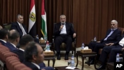 Pemimpin politik Hamas, Ismail Haniyeh (tengah) dan delegasi Hamas bertemu Kepala Intelijen Mesir Khaled Fawzy, menjelang pertemuan Hamas dan Fatah yang dimediasi Mesir di Kairo. 
