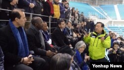 내년 2월 한국이 개최하는 평창 동계올림픽·패럴림픽의 경기장과 각종 인프라를 세계 각국의 대사, 상공인 등에게 선보이는 행사가 지난 25일 진행됐다. 이희범 평창올림픽 조직위원장(연두색 파카 착용)이 경기장 관중석에서 주한 외교사절, 주한미군 관계자, 외교부 관계자 등 참석자들에게 대회 관련 내용을 설명하고 있다.