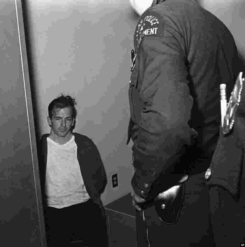 Lee Harvey Oswald en custodia de la policía poco después del asesinato del presidente John F. Kennedy.&nbsp; 